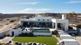 Modern Getaway in a Surfing Paradise - - 7