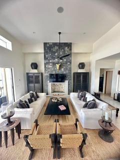Modern Getaway in a Surfing Paradise - - 5