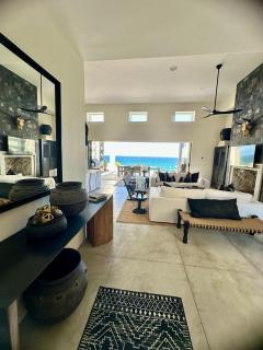 Modern Getaway in a Surfing Paradise - - 4
