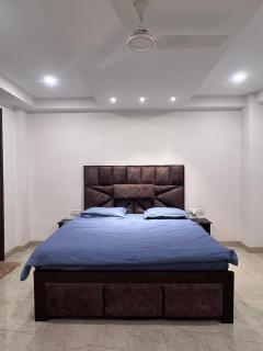 Urban 3bhk luxurious Apartment with Balcony relaxing vibe - Nuova Delhi - 1
