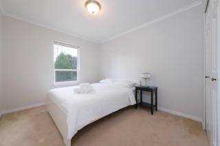 Surrey Family Home w/ Patio & Garden – 3BR 2BA - Surrey - 4