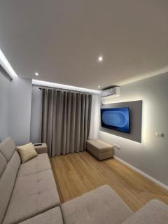 Tili Home - Polisi i Vogël - 0