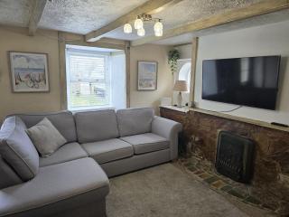 Cosy Cottage Close to the Beach with Hot Tub - - 7