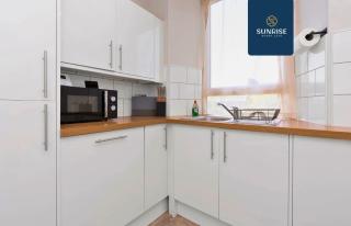 Baldovan Heights - 3 Rooms, 6 Beds, TV's and Ceiling Fans Each Room, Fully Equipped, 5 mins to Centre and Ring Road, Perfectly Suited to Groups and Long Stays, INVOICE and REDUCED PRICE only via SUNRISE SHORT LETS Dundee - Dundee - 8