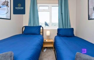 Baldovan Heights - 3 Rooms, 6 Beds, TV's and Ceiling Fans Each Room, Fully Equipped, 5 mins to Centre and Ring Road, Perfectly Suited to Groups and Long Stays, INVOICE and REDUCED PRICE only via SUNRISE SHORT LETS Dundee - Dundee - 4