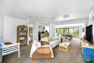 Luxe & Spacious Gem with Pool, Ocean Views, Snooker Table - Alexandra Headland - 6