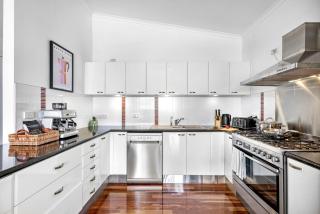 Luxe & Spacious Gem with Pool, Ocean Views, Snooker Table - Alexandra Headland - 3