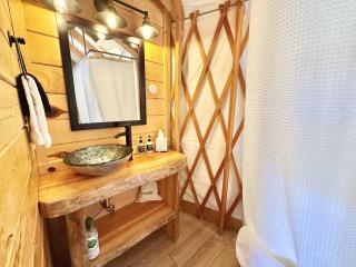 Yurt Overlook #02 with AC and Private Bath King Suite - 3