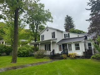 Book Village Inn - Dickinson Room Queen Bed - 0