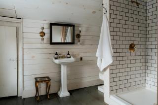 Book Village Inn - Dickinson Room Queen Bed - 9