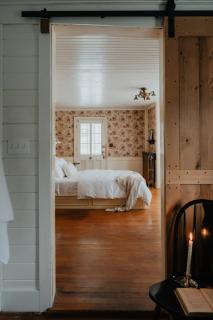 Book Village Inn - Twain Room Queen Bed - 5