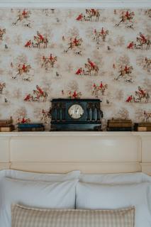 Book Village Inn - Twain Room Queen Bed - 4