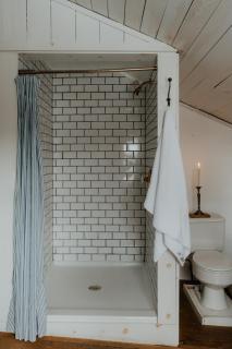 Book Village Inn - Hemingway Room King Bed - 8