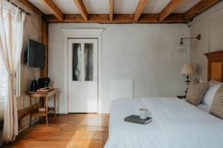 Book Village Inn - Hemingway Room King Bed - 7