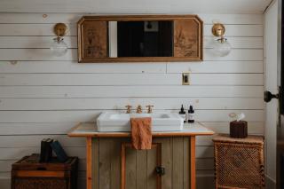 Book Village Inn - Hemingway Room King Bed - 6