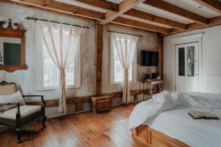 Book Village Inn - Hemingway Room King Bed - 5