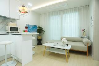 Chat Stay #1min to YG Entertainment #600m to Hapjeong Station #New Build #Elevator #9 People #Air Conditioning #Parking - Seoul - 0