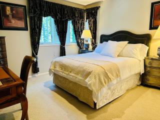 The Elegant & Cozy Retreat - 9