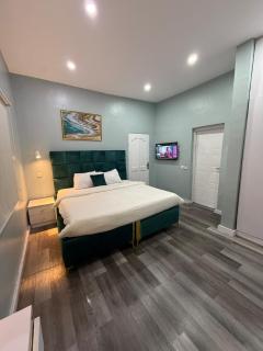 Teal Open Plan 1 Bed & Parlour Lekki 1 24-7 Power, Netflix, WIFI - Lagos - 1