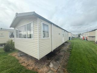 Spacious 8 Berth Caravan At Dovercourt Holiday Park, Essex Ref 44202K - Great Oakley - 0