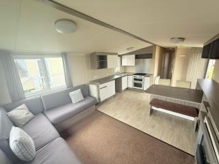 Spacious 8 Berth Caravan At Dovercourt Holiday Park, Essex Ref 44202K - Great Oakley - 9