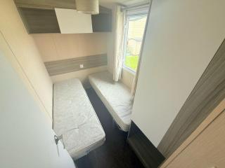 Spacious 8 Berth Caravan At Dovercourt Holiday Park, Essex Ref 44202K - Great Oakley - 3