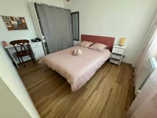 F4 idéal pro ou vacances famille, 80 m2 rdc avec jardin&terrasse privés, parking gratuit, calme, wifi free pop, clim réversible, balancelle, transats, BBQ, dans petit bâtiment, 15 min de la mer et base navale, 10 min de la gare sncf et routière - Tolone - 9