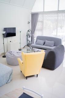 Yellow House Villa Dago Riverside View! 10pax - Bandung - 4