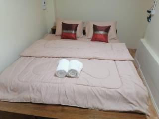 PE house and hostel - - 5