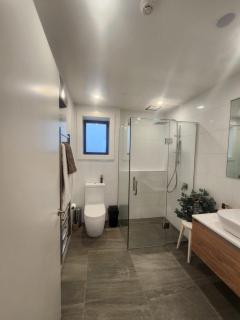 Lakeside central 3 bdrm Luxury! - Wanaka - 3