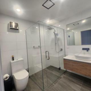 Lakeside central 3 bdrm Luxury! - Wanaka - 9