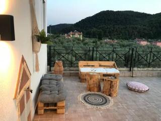 Hara's Top Floor Suite - - 4