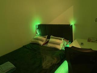 Chic Retreat Pet & Smoke-Friendly, Balcony Views, Prime Location - Vaughan - 7