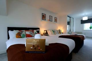 3BR House with 3 Bathrooms - Families - Professionals - Relocators - NEC - BHX - HS2 - JLR - Travel Cot Available - Pets Welcome - Free Parking - Birmingham - 1