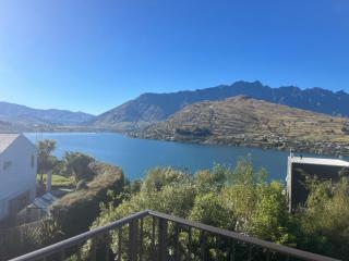 Spectacular Lake and Mountain Views Close to town - Queenstown - 0