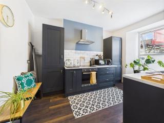 Elegant 1-Bed Apt | Central Falmouth | Parking & WiFi | Lockbox Entry | Walk to Town & Pubs | Quiet Residential Road | Top Floor Apartment | Near Train Stations & Beaches - Falmouth - 1