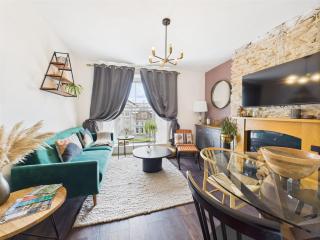 Elegant 1-Bed Apt | Central Falmouth | Parking & WiFi | Lockbox Entry | Walk to Town & Pubs | Quiet Residential Road | Top Floor Apartment | Near Train Stations & Beaches - Falmouth - 0