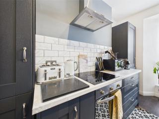 Central Falmouth Flat with Free Parking - 4