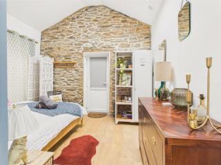 Heart of Falmouth - Comfortable & Stylish Studio Apartment | Town Centre | Parking | WiFi | - 2