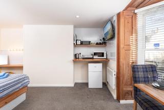 Compact Room, Free Private Parking - Whitby - 1