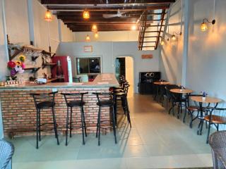 Idiosyncrasy Bar and Hostel - Kampot - 4