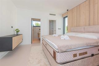 Villa Serena Luxury Seafront Escape with Pool - Privlaka - 2