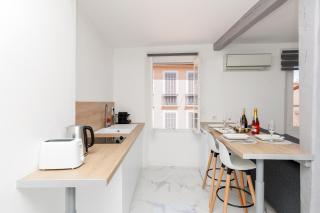 Renoveted studio - Central - AC - 8