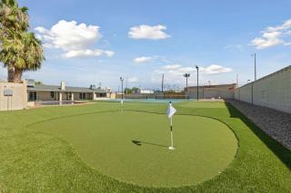 Elevated PickleBall Retreat - Las Vegas - 9