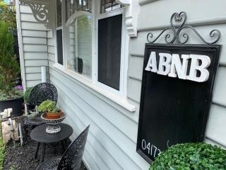 Studio 59 Newport sleeps1 - Newport - 7