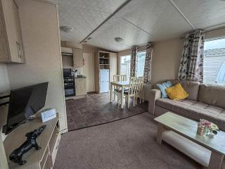 Great 6 Berth Caravan In Essex At St Osyth Beach Holiday Park Ref 28018Mv - 3