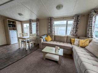 Great 6 Berth Caravan In Essex At St Osyth Beach Holiday Park Ref 28018Mv - Clacton-on-Sea - 2