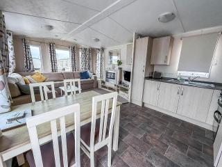 Great 6 Berth Caravan In Essex At St Osyth Beach Holiday Park Ref 28018Mv - 2