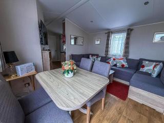 Superb 10 Berth Caravan With Decking At Seawick Holiday Park, Essex Ref 27918Sw - Clacton-on-Sea - 2