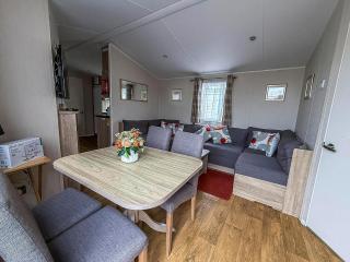 Superb 10 Berth Caravan With Decking At Seawick Holiday Park, Essex Ref 27918Sw - Clacton-on-Sea - 3